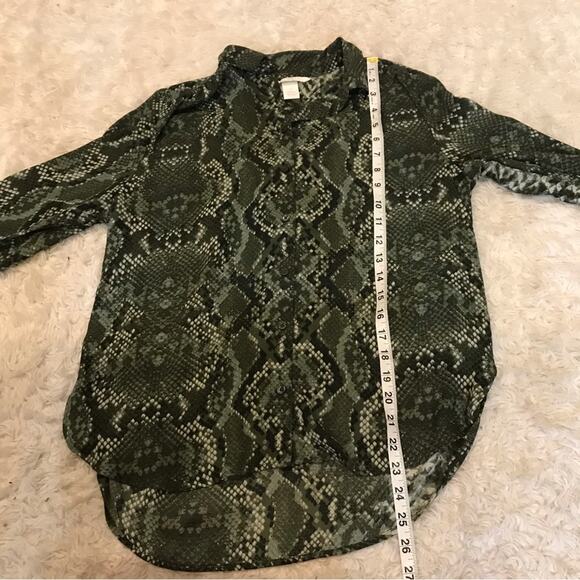 H&M green Snakeskin Button Down Blouse size 2 - Picture 3 of 6